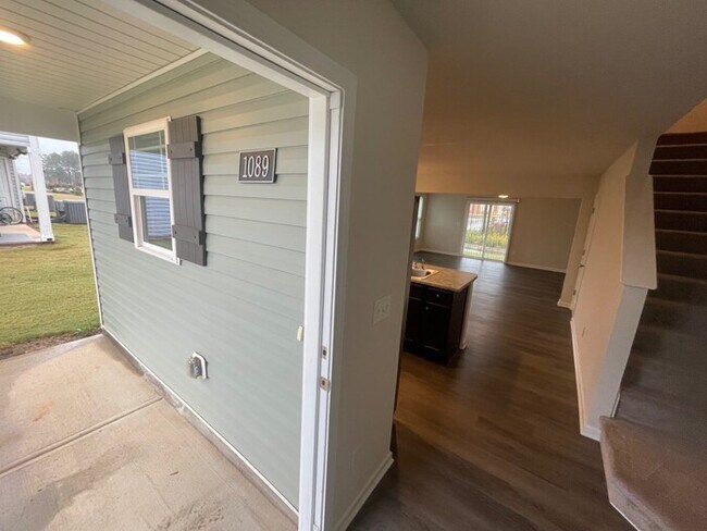 Foto del edificio - New 3 Bedroom 2.5 Bathroom Townhome!