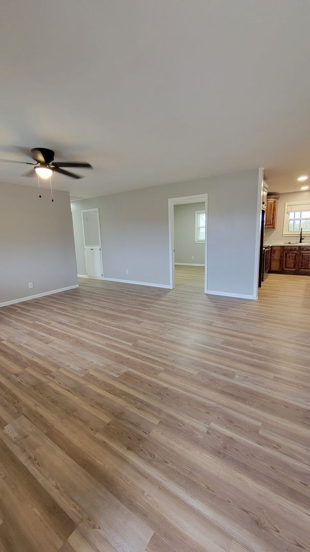 Building Photo - SPACIOUS NEWLY REMODELED 3 Bedroom | 1.5 B...