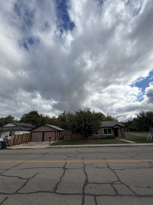 Foto del edificio - 910 E Tulare Ave