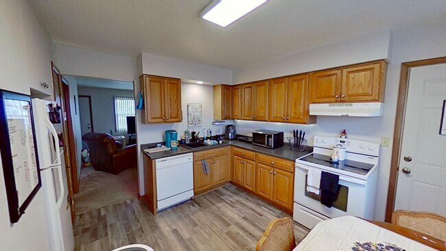 Foto del edificio - Updated two bedroom ranch duplex with part...