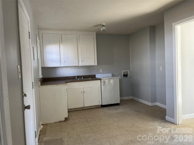 Foto del edificio - 2667 Dr Carver Rd