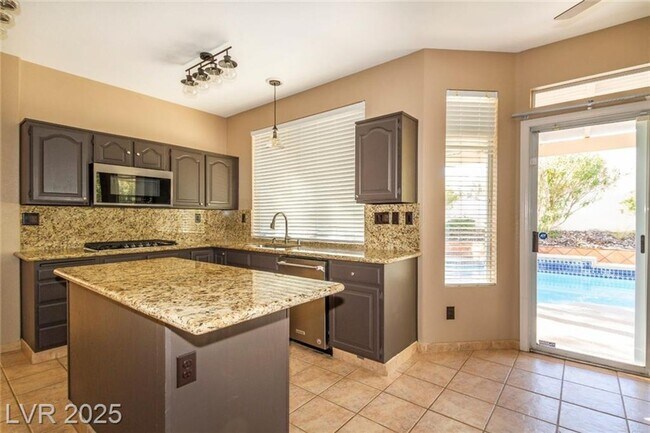 Building Photo - 2121 Whitebirch Ln