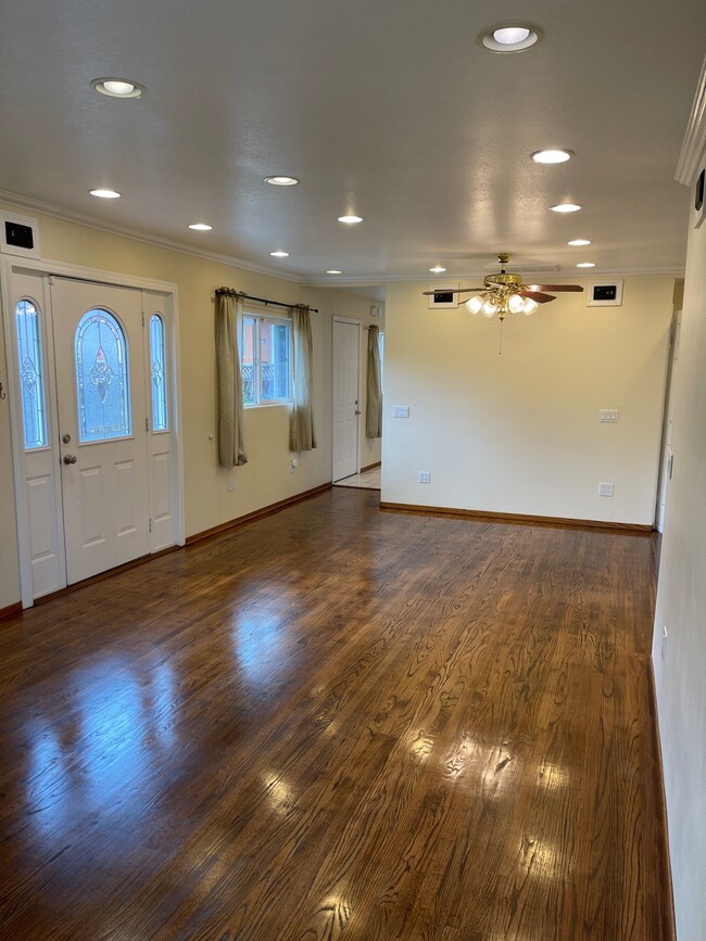 Building Photo - 2180 Rollingwood Dr