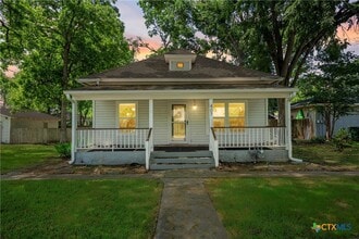 Building Photo - 407 E 7th St