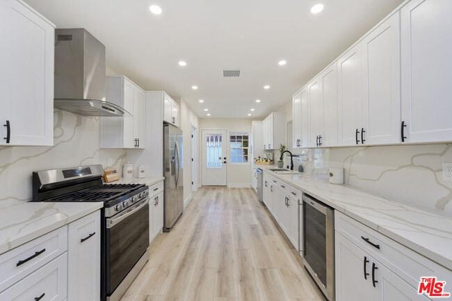 Building Photo - 2936 S Bentley Ave