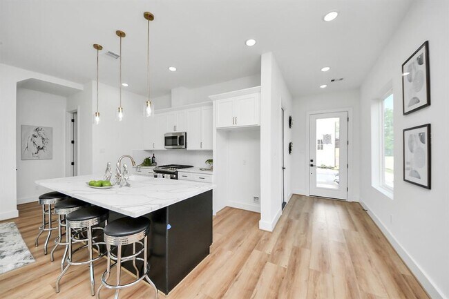 Foto del edificio - 2434 Harrington St
