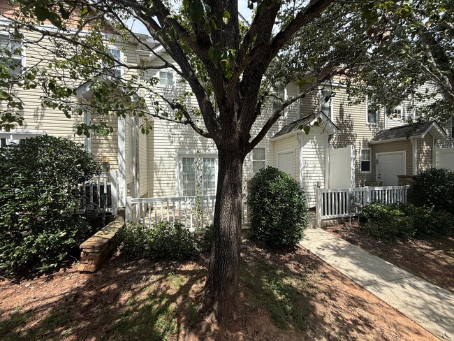 Foto del edificio - Room in Townhome on McGoogan Ln
