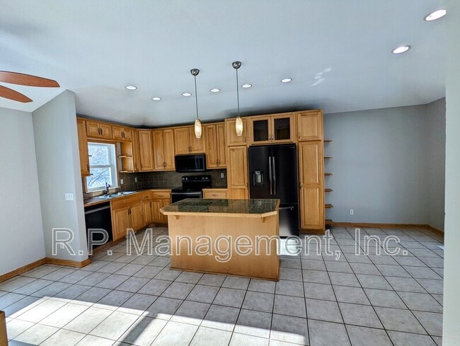 Building Photo - 8778 Hawthorne Dr