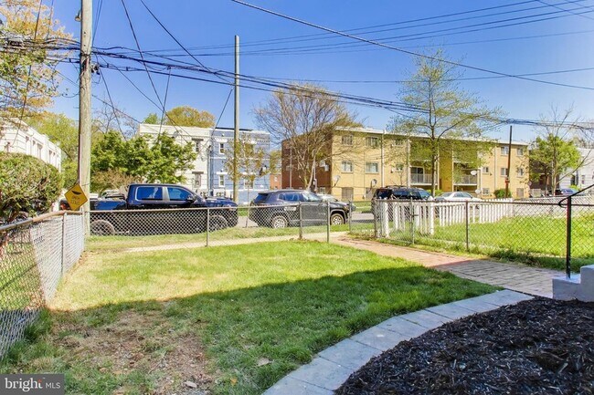 Building Photo - 4609 Hillside Rd SE