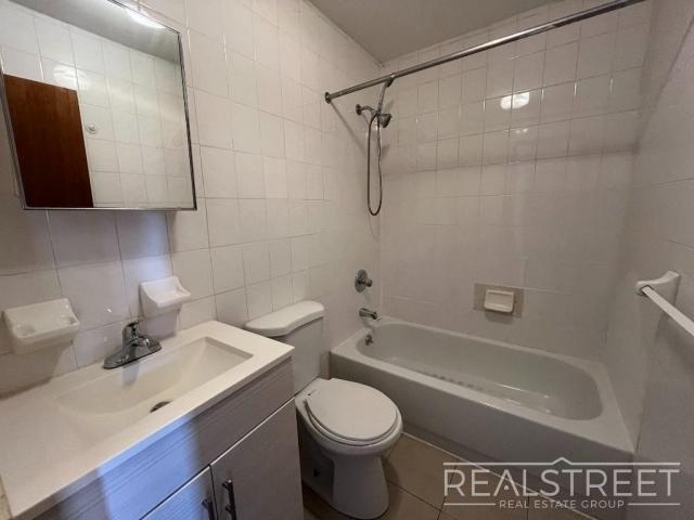 Foto del edificio - 2 bedroom in BROOKLYN NY 11232