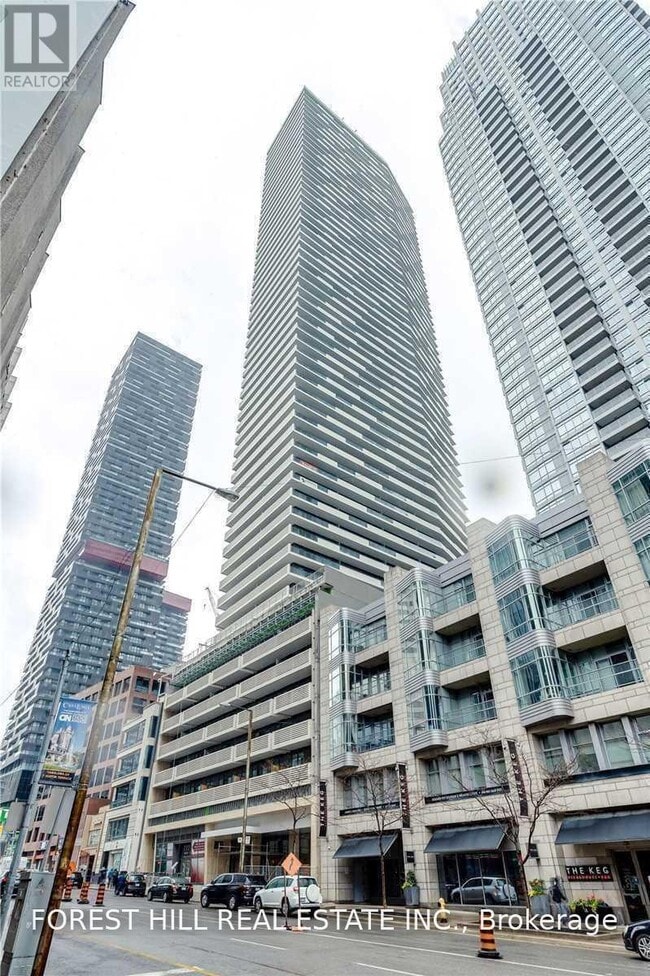 Building Photo - 2221 Yonge St