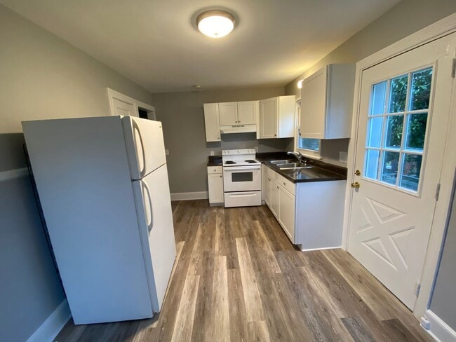 Foto del edificio - 3 Bedroom 1 bath in Burlington, COMING SOON!