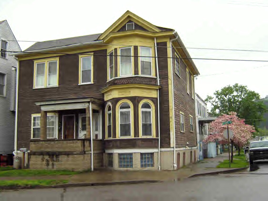 Primary Photo - 219 Front St