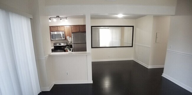 Foto del edificio - Beautiful 1/1 wood floor condo for rent in...