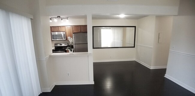 Building Photo - Beautiful 1/1 wood floor condo for rent in...