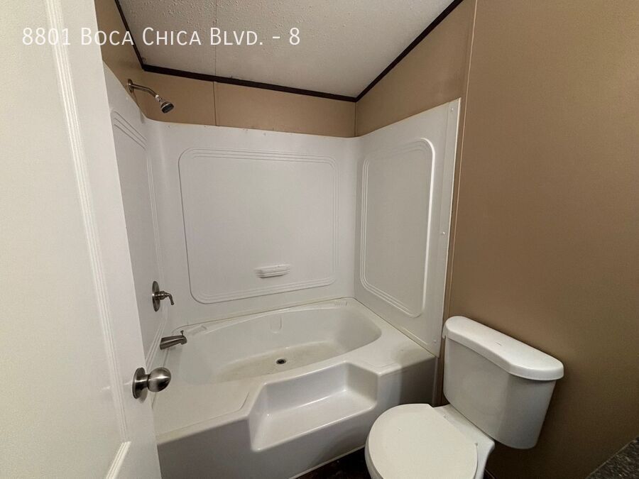 Foto del edificio - 8801 Boca Chica Blvd