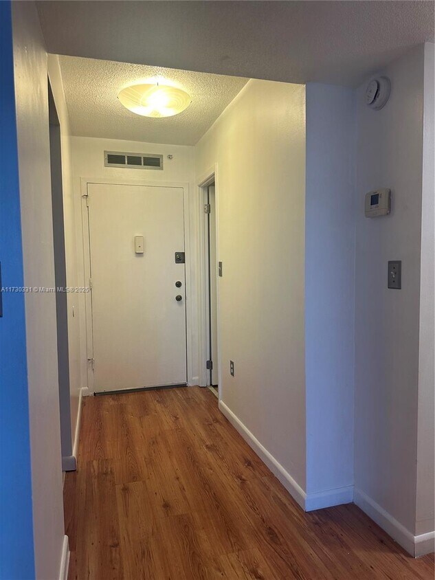 Foto principal - 2780 NE 183rd St