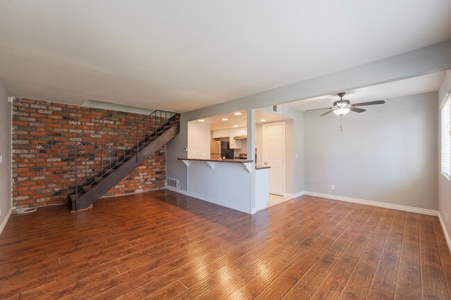 Building Photo - 2044 N Avenida Vista Del Monte