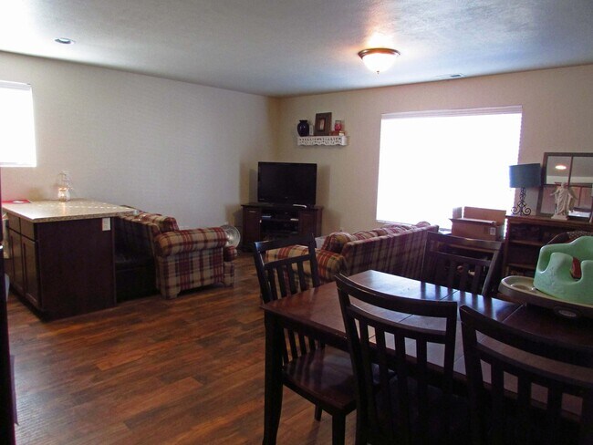 Building Photo - 3 Bedroom 2 bath in Vineyard!!