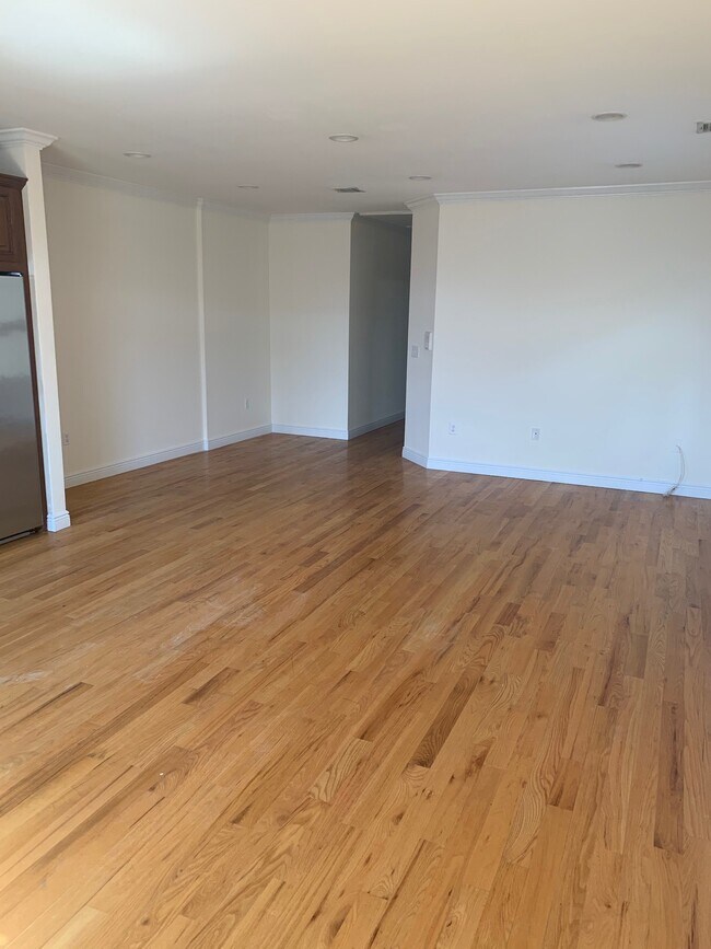 Living Room - 106 Tichenor St