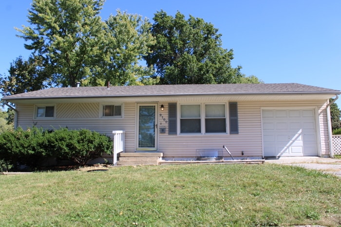 Foto principal - Spacious 3 Bedroom and 1 full bath home in...