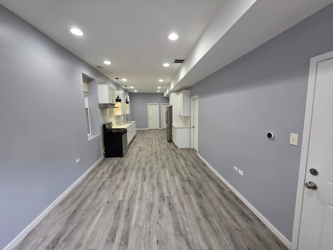 Building Photo - 2113 W 18th Pl