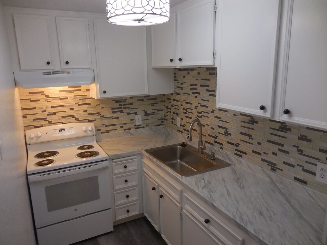 Primary Photo - Beautifully Remodeled Corner Unit with Mou...