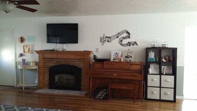 Living Room - 425 S 19th Ave