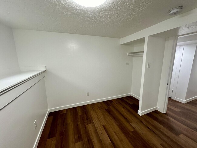 Building Photo - 341 E Hubbard Ave