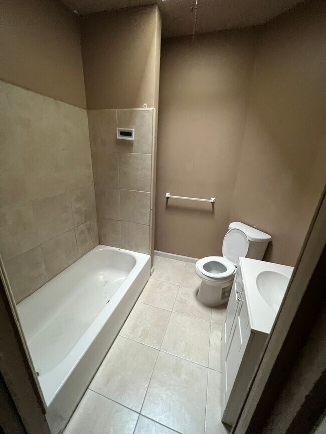 Foto del edificio - Carroll Park Area Main Street, Big 3 bedroom!