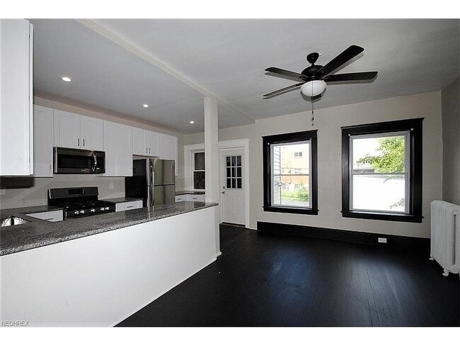 Building Photo - 1374 Cove Ave
