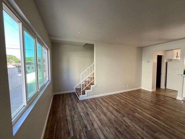 Unidad B - Sala de estar - 2411 Harriman Ln