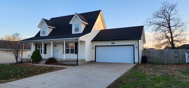 Building Photo - Beautiful 4 Bed 2.5 Bath Home in Quiet Nei...