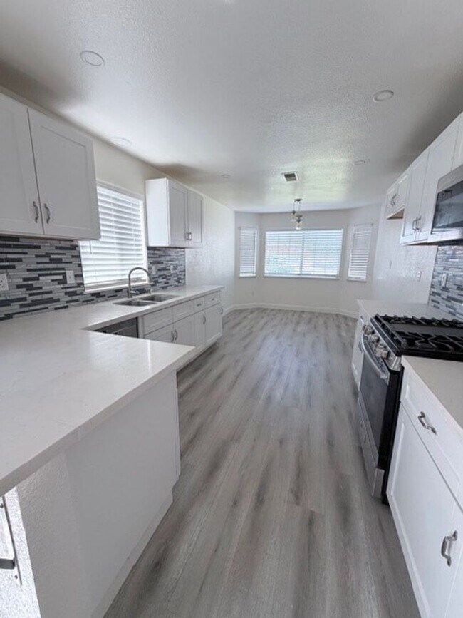 Building Photo - 7625 Canyon Clover Dr