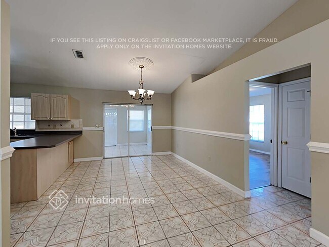 Foto del edificio - 5850 Lake Grove Dr