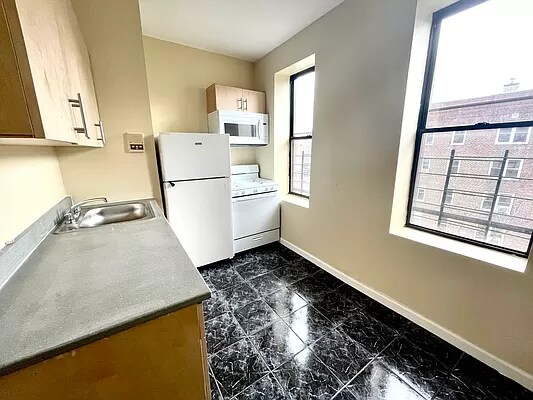Foto del edificio - 165 Bennett Ave