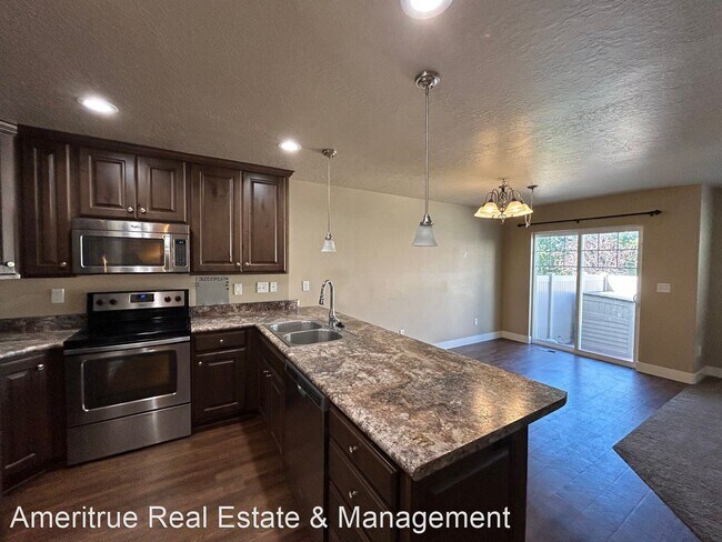 Foto del edificio - 4 br, 3.5 bath House - 2066 W. 1100 N.