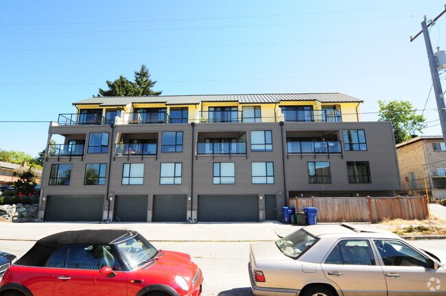 Building Photo - Chris Apartments