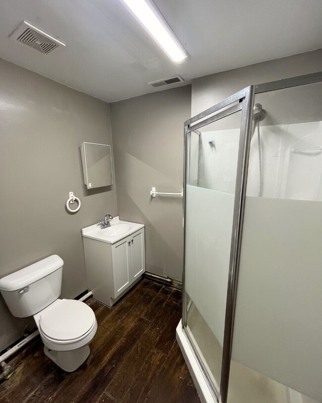 Building Photo - Large 1 Bed Apartment with Bonus Room!