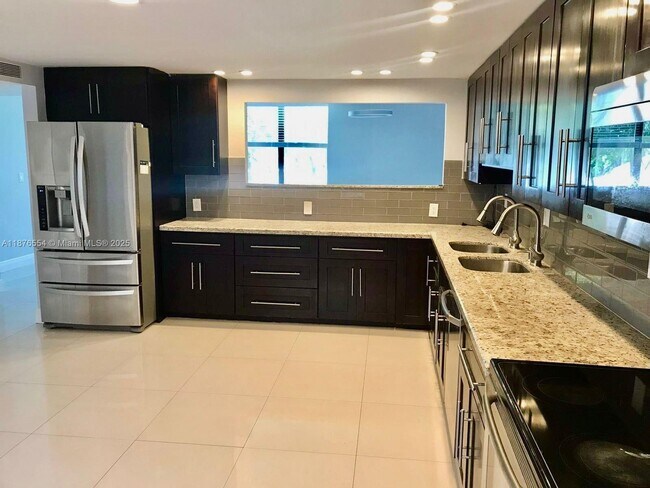 Foto del edificio - 20381 NE 30th Ave