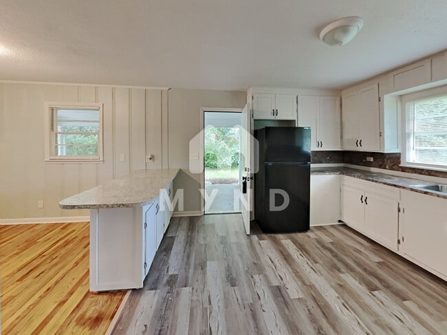 Building Photo - 921 N Highland Dr