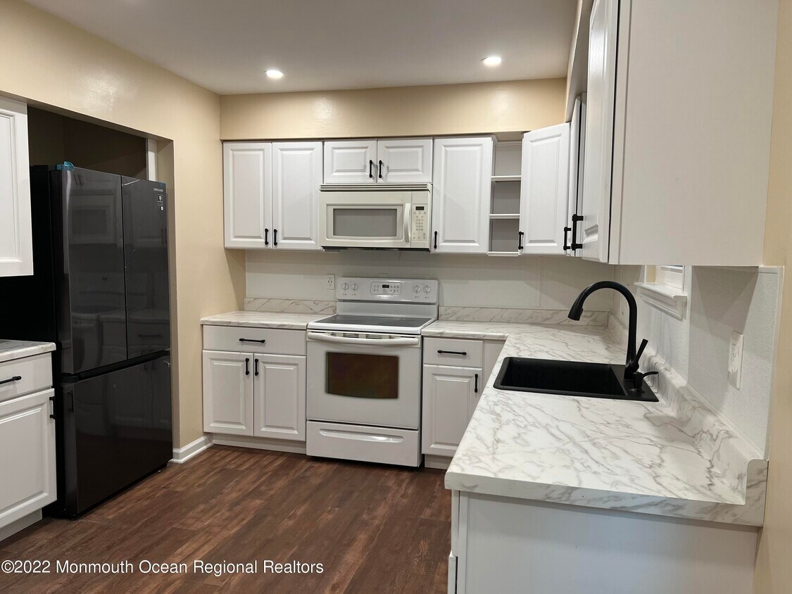 11B Primrose Ln Unit B, Jackson Township, NJ 08527 Condo for Rent in Jackson Township, NJ