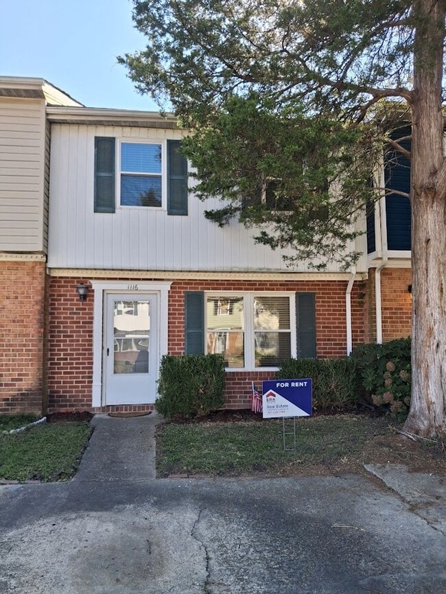 Building Photo - Charming 3BR Townhouse with Fenced Backyard and Community Pool