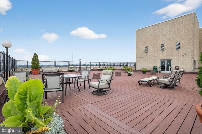 Foto del edificio - 5500 Friendship Blvd