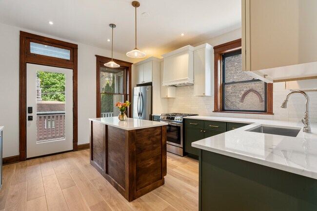 Foto del edificio - 1049 N Oakley Blvd