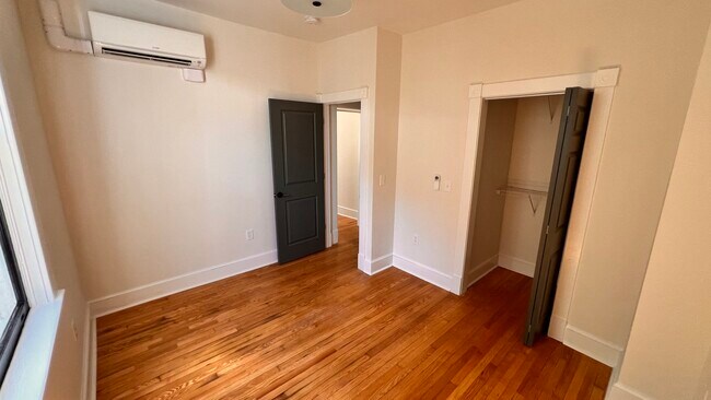 Primera habitación - 105 E Church St