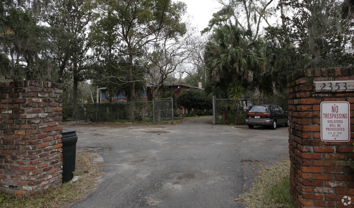Building Photo - 2325-2353 Spring Park Rd