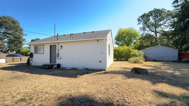 Building Photo - Cozy 3-Bedroom Rambler with Large Fully Fe...