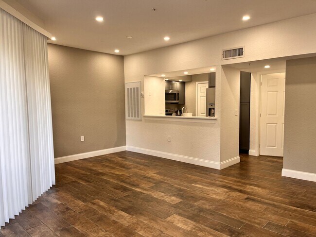 Foto del edificio - 1 bed 1 bath condo in a gated community!