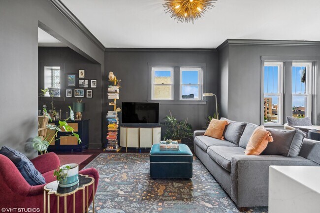 Building Photo - 647 W Sheridan Rd